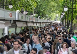 Río de 'lectores' en la Carrera de la Virgen en una de las instantáneas tomadas para ilustrar la cobertura de la Feria del Libro en las páginas de IDEAL.
