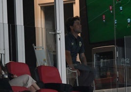 Rubi, expulsado, tuvo que seguir el partido desde un palco.