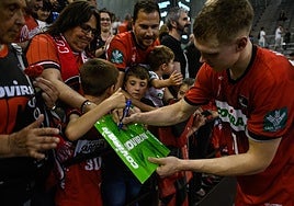 Elias Valtonen firma un autógrafo tras su partidazo ante el Breogán.