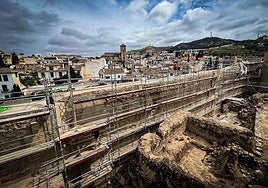 La restauración de la muralla zirí, pendiente del derribo de un edificio