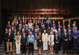 Foto de familia de los representantes del programa Dones en el Centro Loraca junto a la sobrina del poeta.
