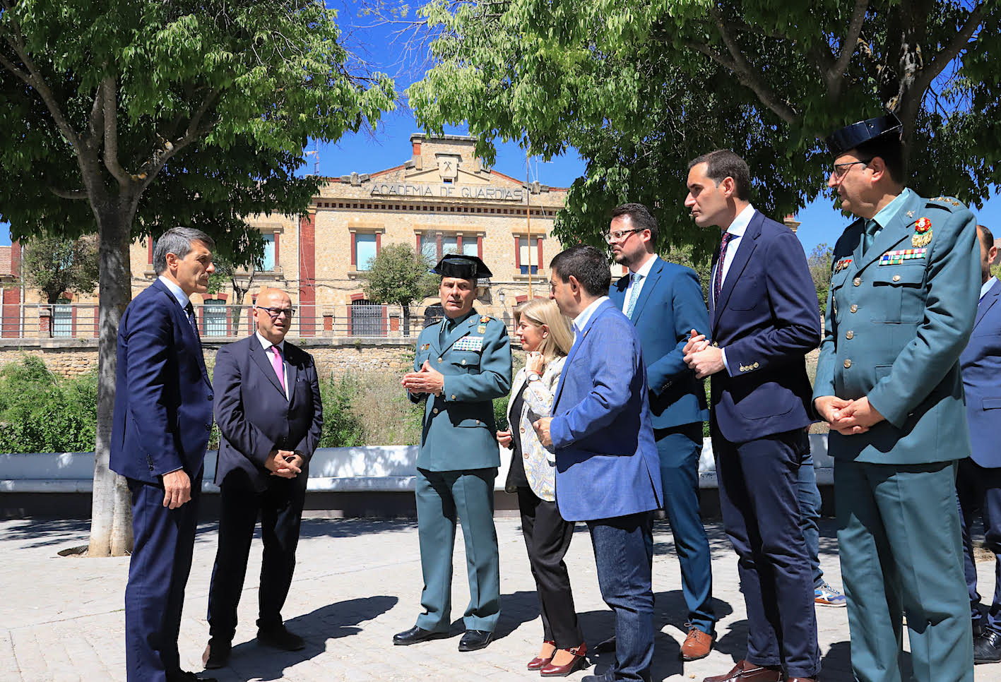 Autoridades durante la visita a las instalaciones de la Academia de Guardia de Úbeda.
