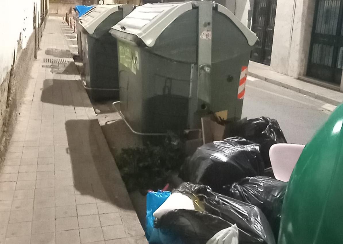 Imagen secundaria 1 - Piden la retirada de los contenedores de una calle del Zaidín por mal olor e insalubridad