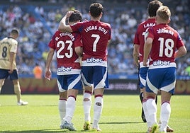 Lucas Boyé felicita a Manu Trigueros por su gol en Riazor.
