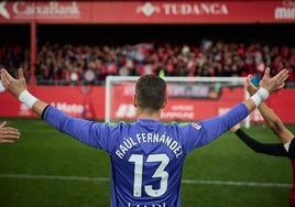 Raúl Fernández celebra una victoria reciente en Anduva.