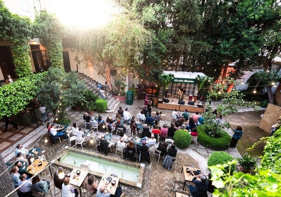 Ambiente en Jardín Alhambra, en la Cuesta de Gomérez.
