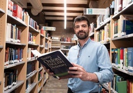 Rafael Pascual, con un diccionario Oxford, en la Facultad de Traducción e Interpretación.