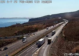 Vehículos circulan por el kilómetro 790 de la A-7.