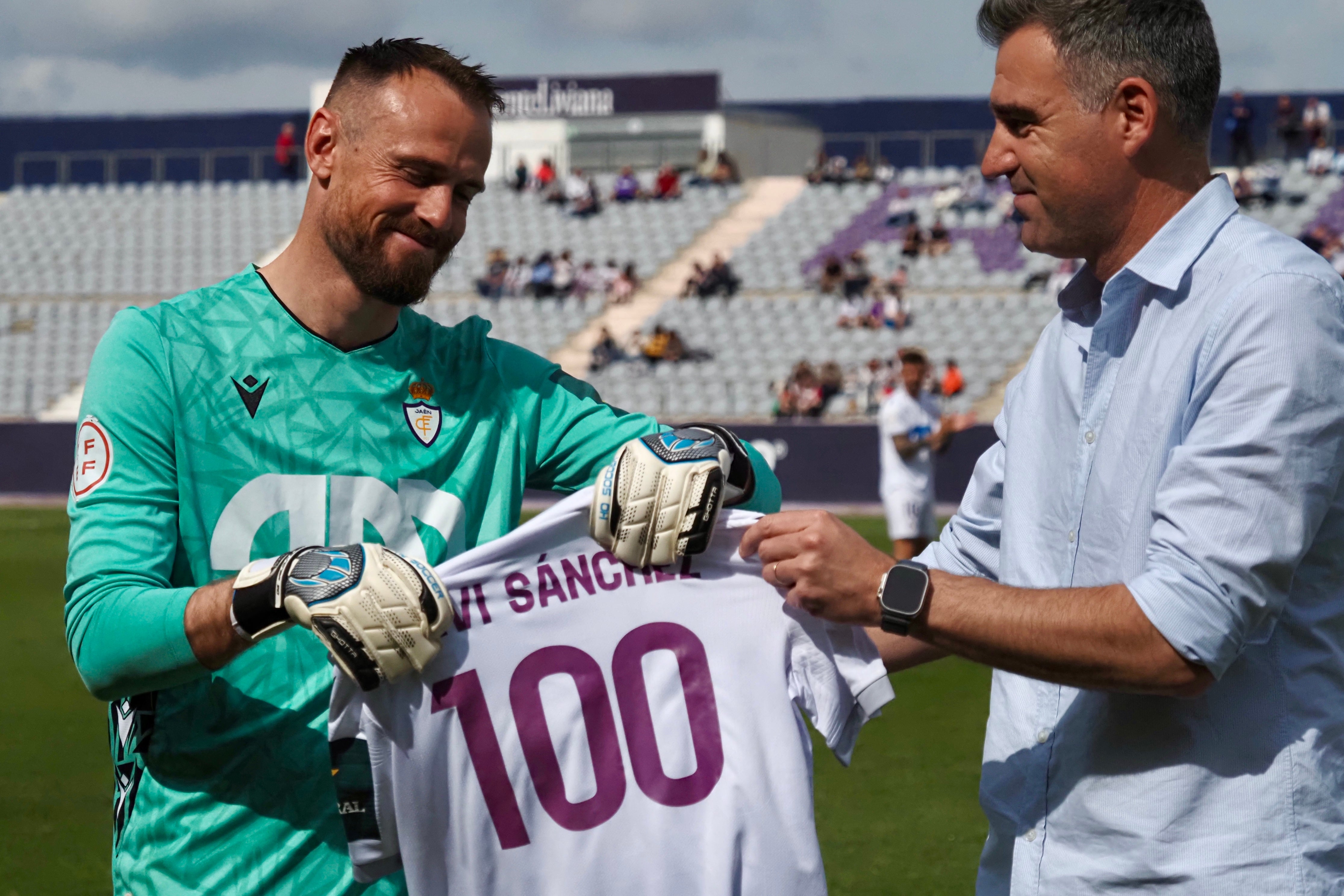 Cuatro partidos de sanción para el portero del real jaén javi sánchez | ideal