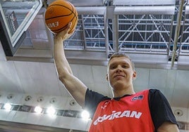 El rojinegro Valtonen emula su jugada fallida con una sonrisa en el Palacio de Deportes.