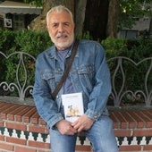 Juan de Dios Villanueva, con su libro.