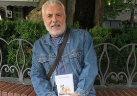 Juan de Dios Villanueva, con su libro.