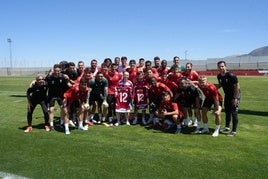 Los futbolistas del Granada y parte del cuerpo técnico posan con Yolanda y su primo Miguel.