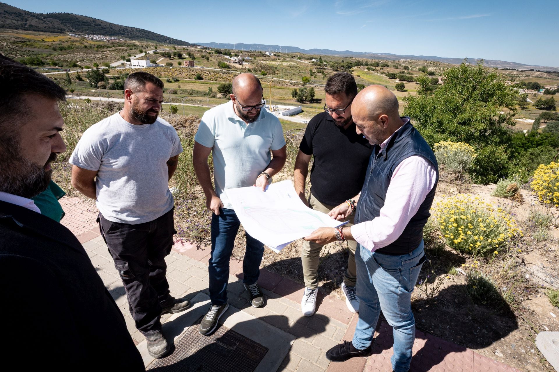 Imagen secundaria 2 - Los miembros de la entidad de conservación que aglutina a los propietarios y el alcalde, junto a miembros de su gobierno, en el inicio de las obras que culminarán la urbanización Santa Clara. En la imagen central, una de las viviendas que se están ya construyendo.