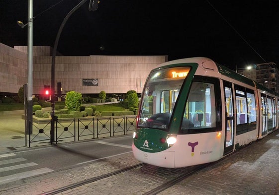 Tranvía a la altura del Museo Íbero.
