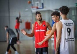 Gian Clavell da consejos a los jóvenes en un entrenamiento del Covirán.