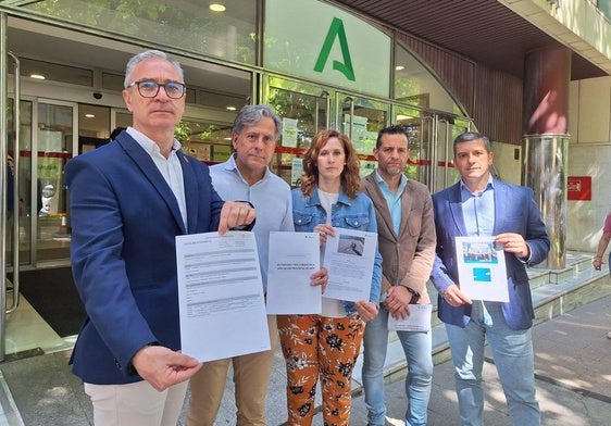 Camacho y otros miembros del PP con el escrito.