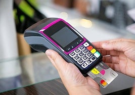 Esto es lo que sucede si tocas dos veces la esquina de un datáfono cuando vas a pagar.