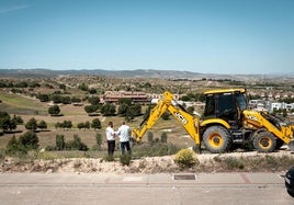 Las máquinas llegaban este miércoles a las parcelas donde se construirán las calles peatonales que culminarán la urbanización Santa Clara Golf.