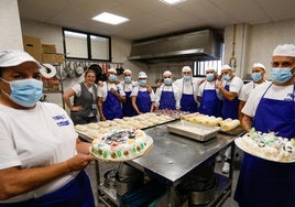 Internos participantes en el curso de panadería muestran sus creaciones recientes.