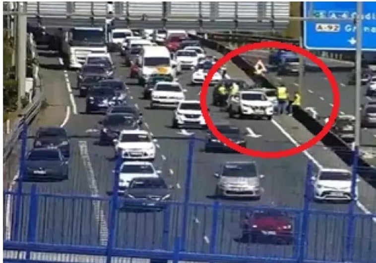 Un coche sale volando, se salta la mediana y cae sobre otros vehículos en Sevilla