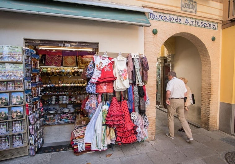 La policía identifica a tres bandas de mujeres carteristas que roban en el centro de Granada