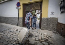 Turistas entran en un apartamento turístico de Granada en una imagen de archivo.