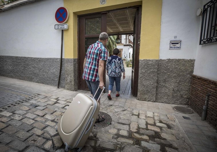 Cuatro barrios de la capital superan ya el tope del 10% de viviendas turísticas