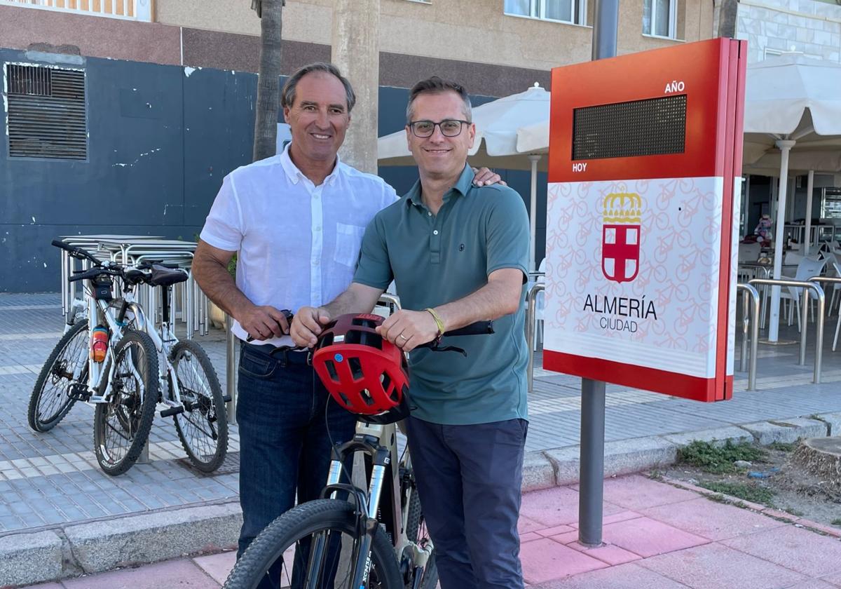 Instalan un contador de bicicletas en el paseo marítimo de almería | ideal
