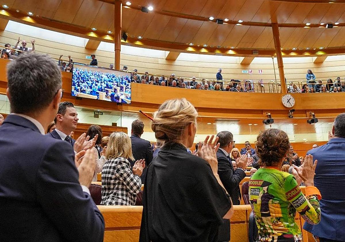 En el Congreso todos en pie aplauden la reforma de la Constitución que elimina del texto el término «disminuido».
