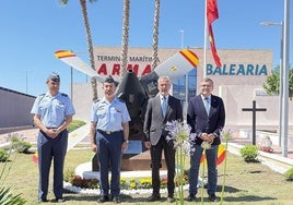 Autoridades militares y civiles delante de la helice instalada en el puerto de Motril