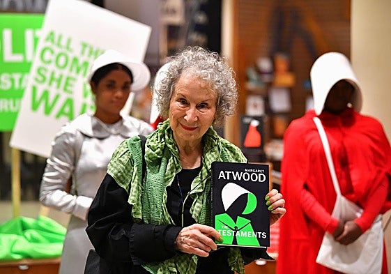 La escritora Margaret Atwood con uno de sus libros.