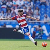 Carlos Neva se dispone a desplazar el balón durante el partido en La Coruña del pasado sábado.