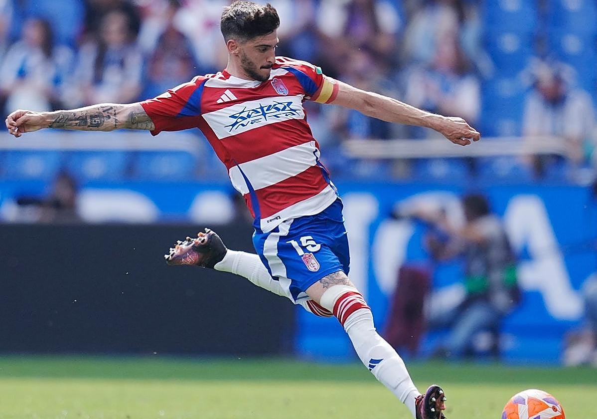 Carlos Neva se dispone a desplazar el balón durante el partido en La Coruña del pasado sábado.