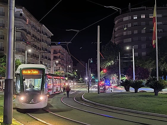 El tranvía, en su recorrido de pruebas entrando en la plaza Jaén por la Paz.
