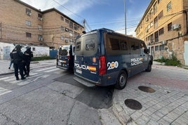 Vecinos de una comunidad de Granada sorprenden a dos conocidos ladrones saqueando sus trasteros.