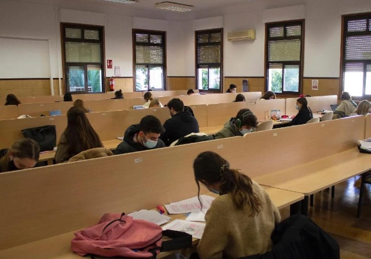 La ugr pone a disposición de los estudiantes 1. 600 plazas nocturnas para preparar los exámenes | ideal