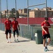 Stoichkov, Rebbach y Sergio Ruiz, antes de entrenar.