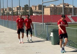 Stoichkov, Rebbach y Sergio Ruiz, antes de entrenar.
