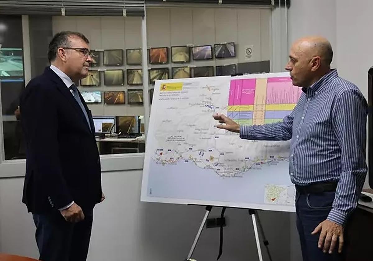El subdelegado del Gobierno en Granada, José Antonio Montilla, ha visitado el Centro de Control de Túneles de La Herradura
