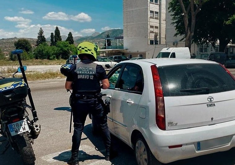 Se salta un semáforo y su nerviosismo lo delata: acababa de robar un coche en un garaje de Granada