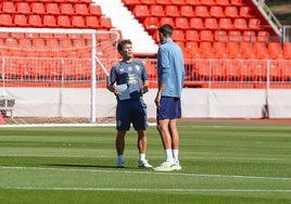 Rubi dialogando con Édgar durante un entrenamiento.
