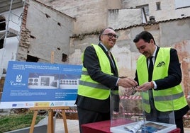 Arturo Bernal y Cristóbal Pérez participan en la colocación de la primera piedra.