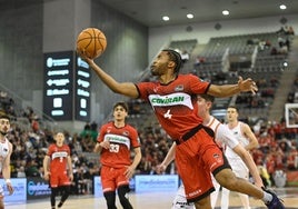 Sam Griffin entra a canasta en el partido contra el Valencia.