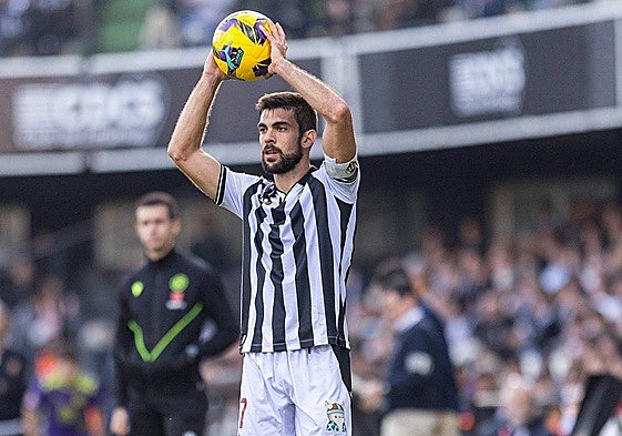 Salva Ruiz saca de banda durante un partido esta temporada.