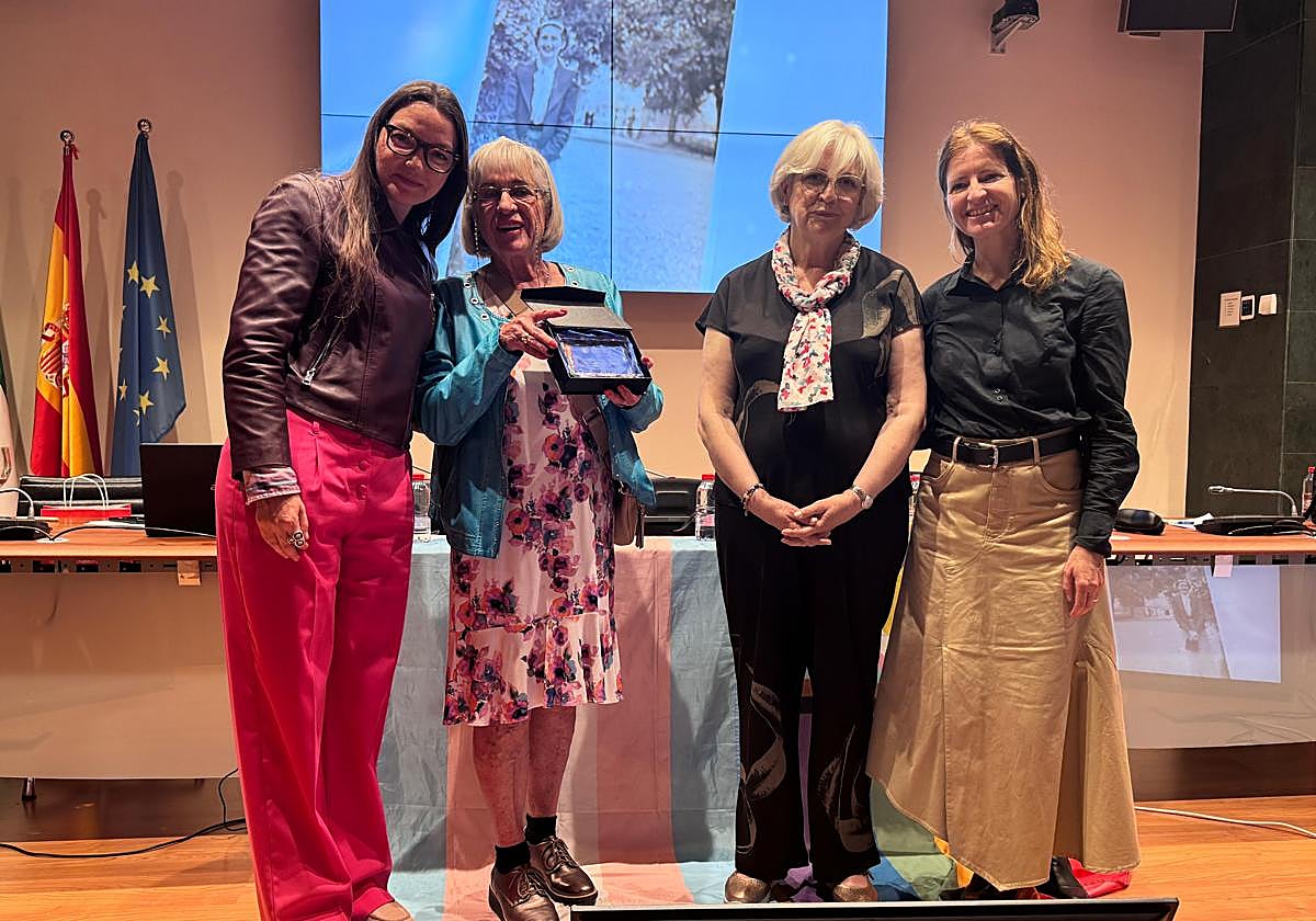 Entrega de la placa conmemorativa a la familia de Kim Pérez.