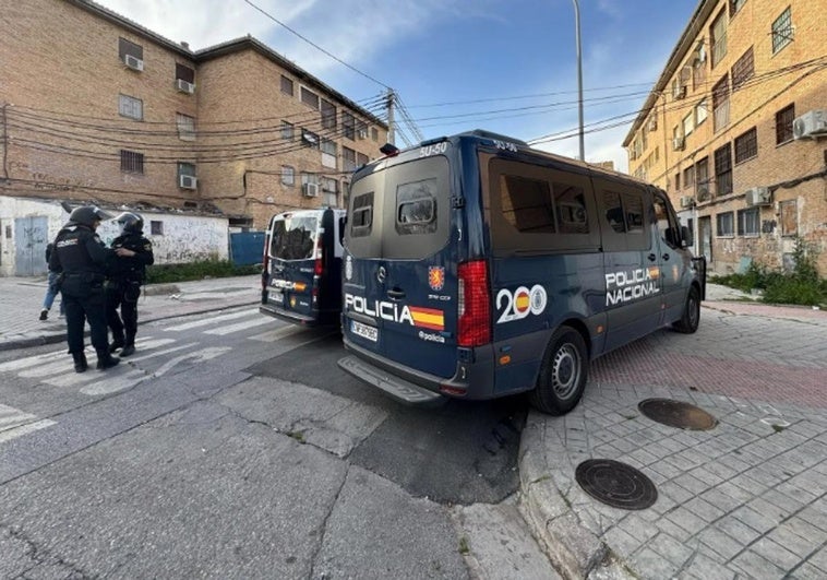 Vecinos de una comunidad de Granada sorprenden a dos conocidos ladrones saqueando sus trasteros