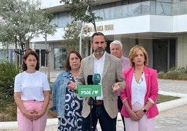 El coordinador del Área de Política Institucional del PSOE-A, Daniel Pérez, atiende a los medios en Málaga.