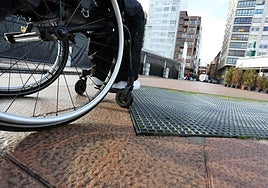 Una persona, en silla de ruedas.