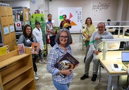 Marga junto a sus compañeros de la biblioteca de la Facultad de Educación de la UGR.